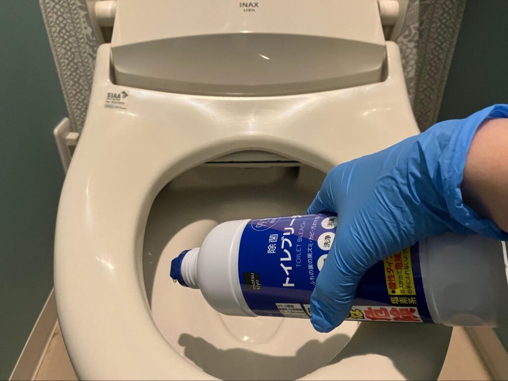 便器のフチ裏・便器内の黒ずみに洗剤をかけてつけ置き