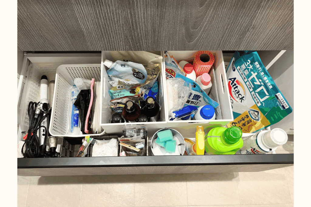 トレーとカゴで仕切ってスッキリ