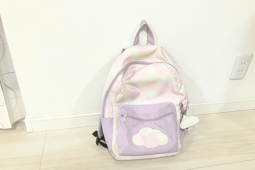 BEFORE：カバンや上着をあちこちに置いてしまう