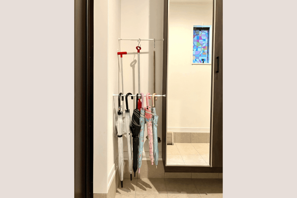 【玄関】傘やほうきを浮かせて掃除を時短化