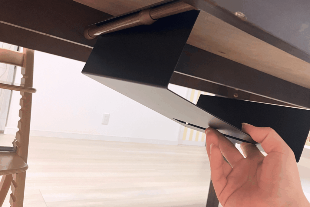 『テーブル下つっぱり棒用収納ラック』の取り付け方