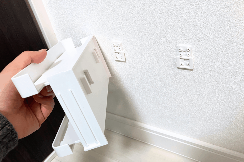 ベースに本体を引っ掛け、ルーターと配線を置く