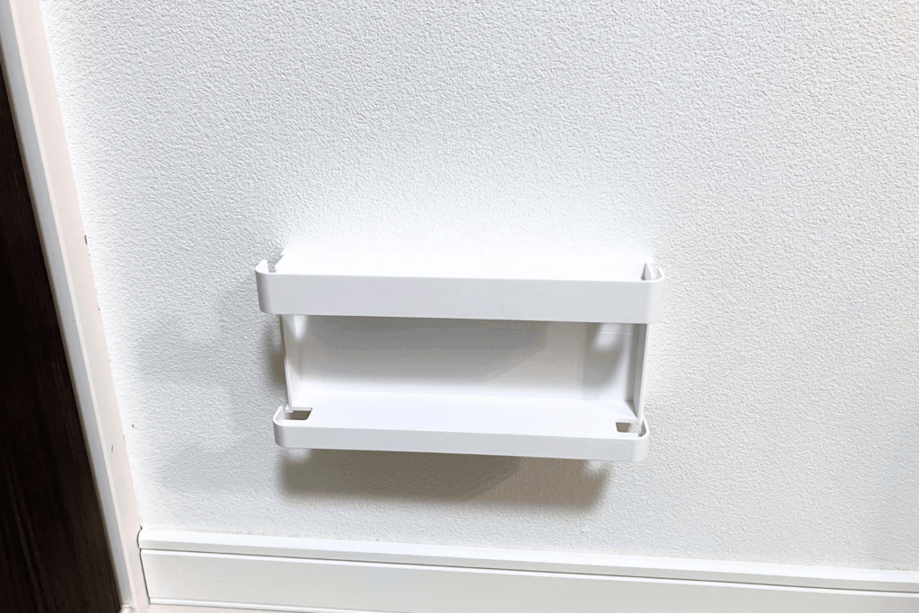 ベースに本体を引っ掛け、ルーターと配線を置く