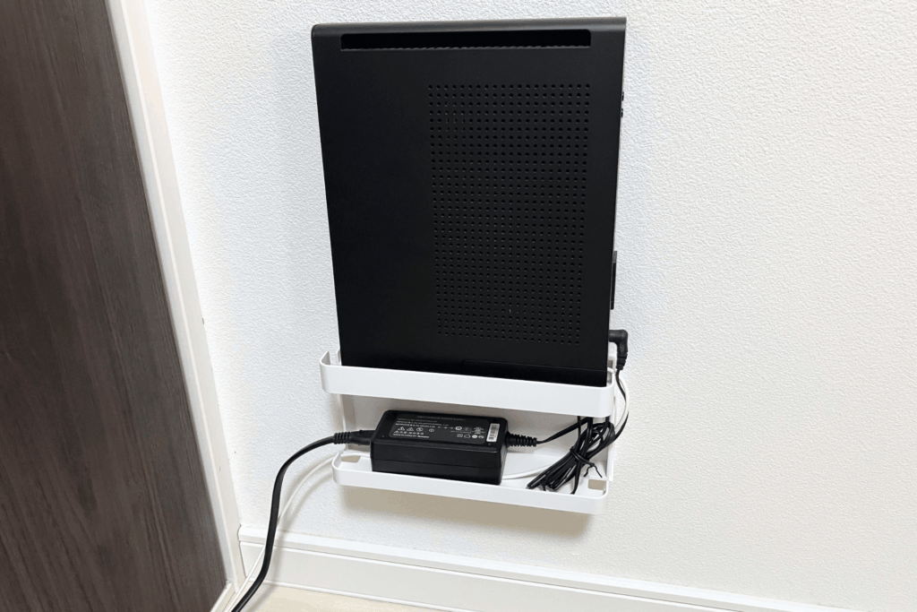 ベースに本体を引っ掛け、ルーターと配線を置く