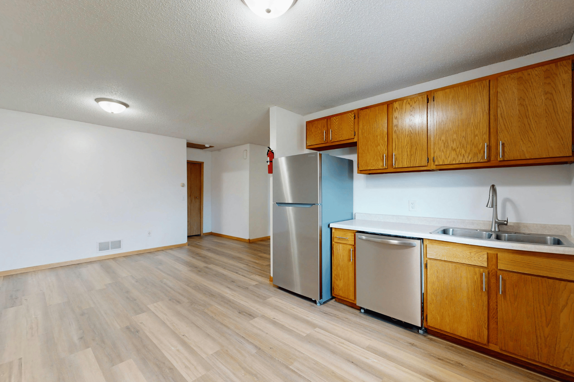 キッチン上の棚の「下側」を使いこなすアイデア