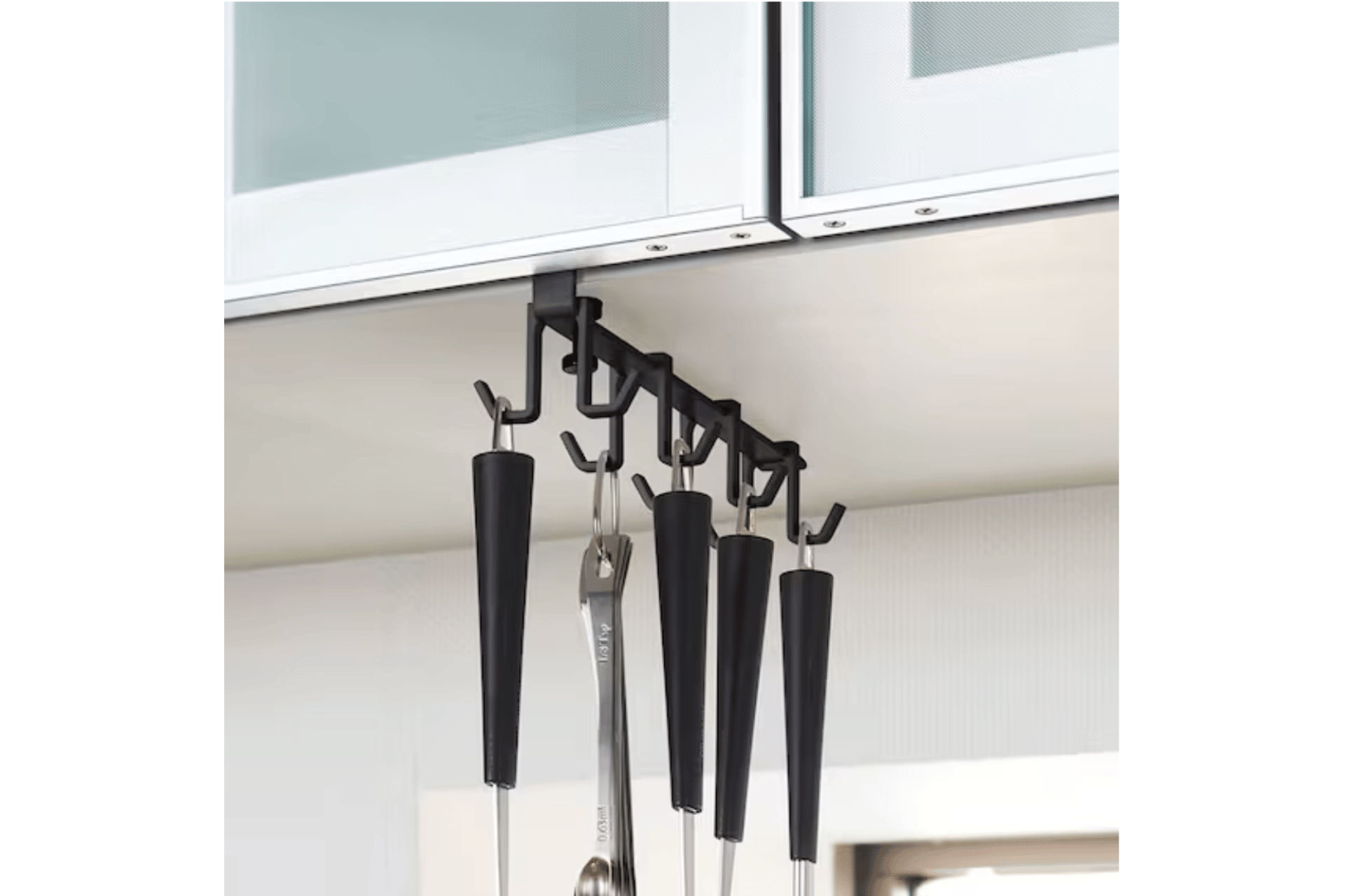 フックでキッチンツールを吊り下げる