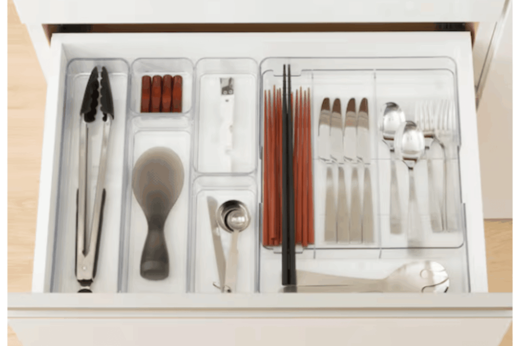 カトラリーの収納には整理トレーが必須