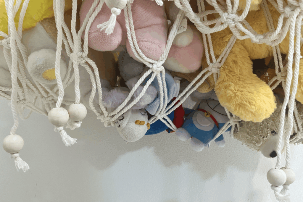 小さいぬいぐるみはすき間から落ちることがある