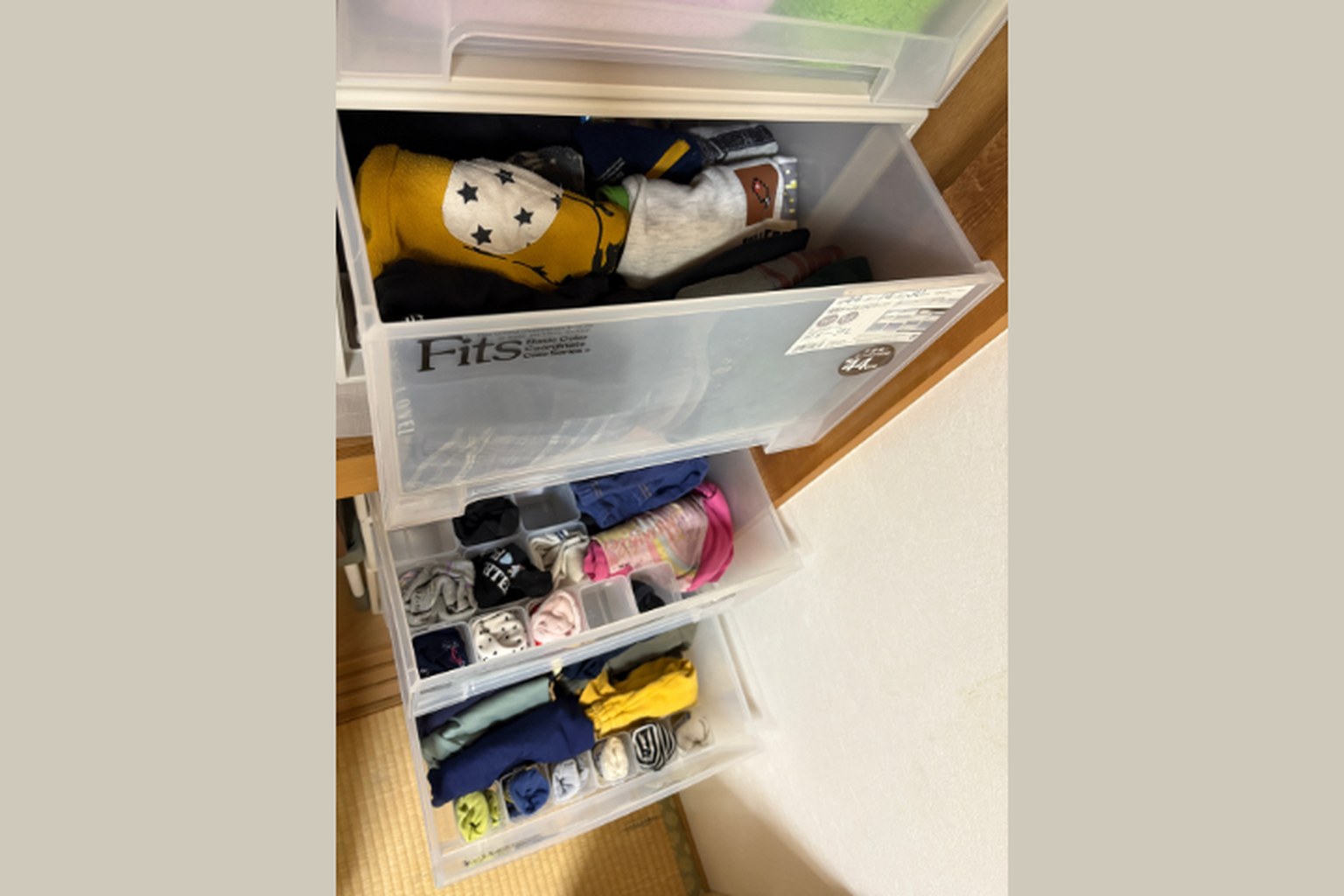 季節ごとに分けた子供服の収納ケースの引き出し